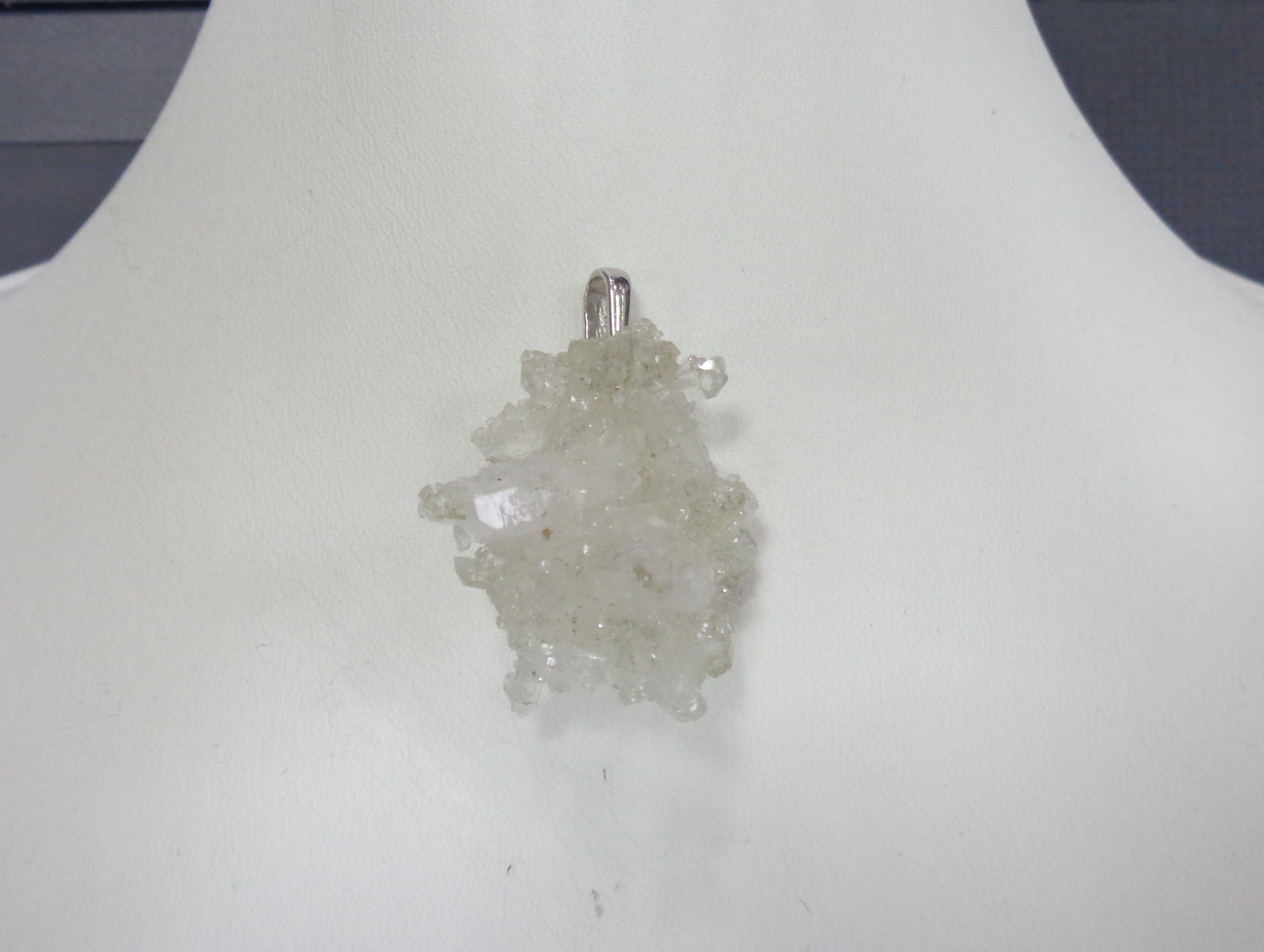 Серебряная подвеска с кальцитом